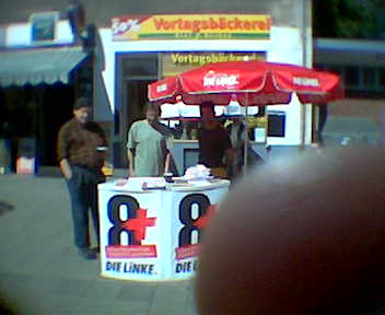 Unser erster Infostand in der Nordstadt im Kommunalwahlkampf 2006- der Finger ist &uuml;brigens meiner ;-)